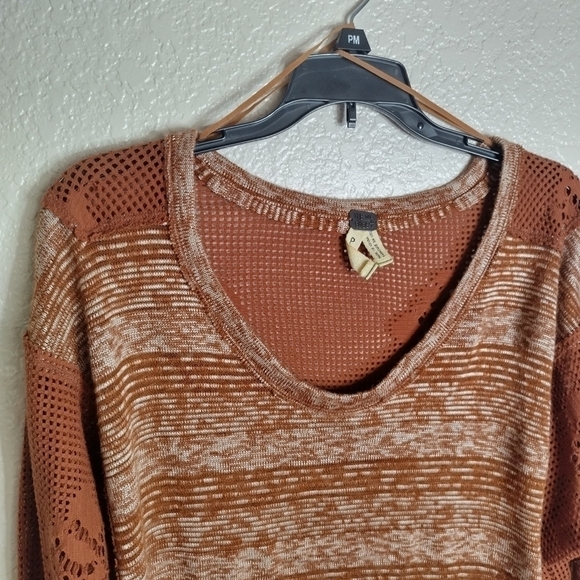 Free people We The Free Cutout Floral Knit Scoop neck Rust Space Dye Top sz S - Picture 2 of 6
